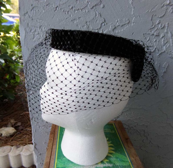 Black velvet ring hat, vintage ring hat with veil… - image 3
