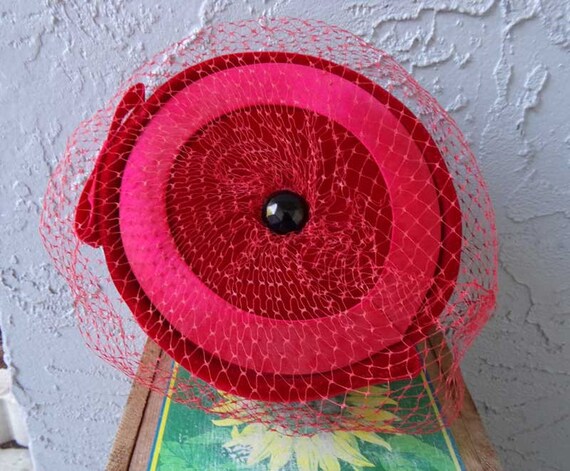 Red velvet pill box hat, vintage red velvet hat, … - image 8