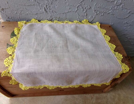 Vintage tatted handkerchief, yellow tatted hankie… - image 4