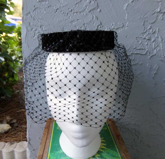 Black velvet ring hat, vintage ring hat with veil… - image 5