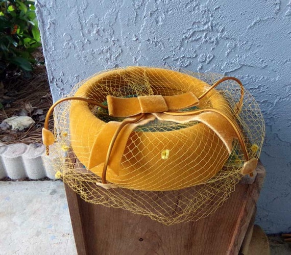 Gold velvet ring hat with veil, vintage union mad… - image 7