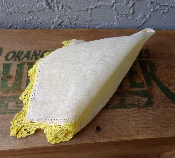 Vintage tatted handkerchief, yellow tatted hankie… - image 8