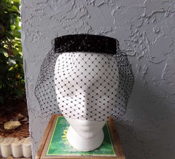 Black velvet ring hat, vintage ring hat with veil… - image 1