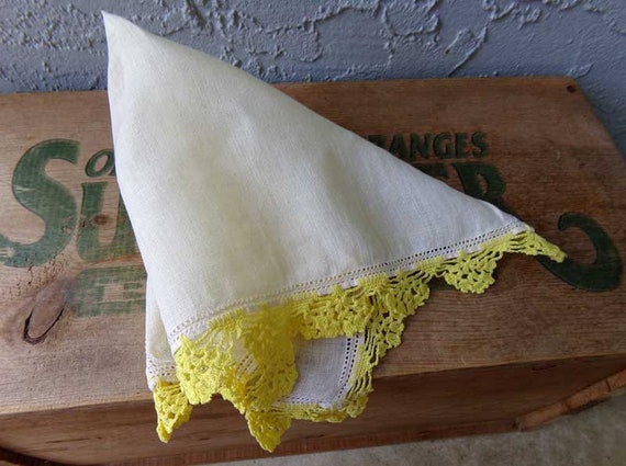 Vintage tatted handkerchief, yellow tatted hankie… - image 7