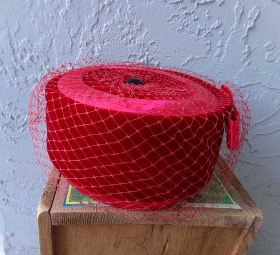 Red velvet pill box hat, vintage red velvet hat, … - image 7