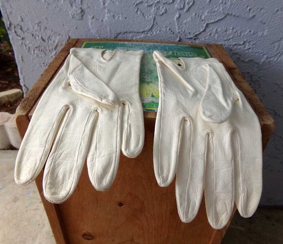 Miss Aris white leather gloves, vintage white glo… - image 9