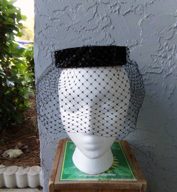 Black velvet ring hat, vintage ring hat with veil… - image 9