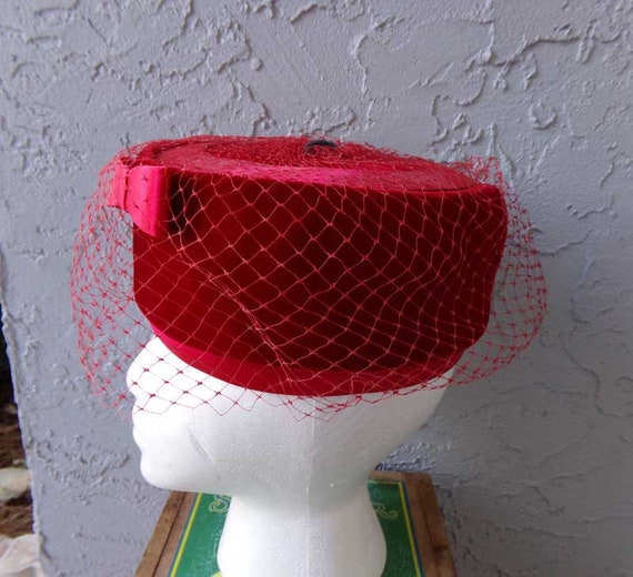 Red velvet pill box hat, vintage red velvet hat, … - image 3
