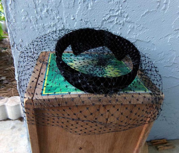 Black velvet ring hat, vintage ring hat with veil… - image 7