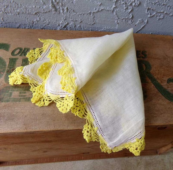Vintage tatted handkerchief, yellow tatted hankie… - image 6