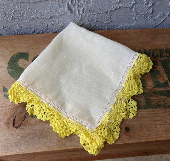 Vintage tatted handkerchief, yellow tatted hankie… - image 10