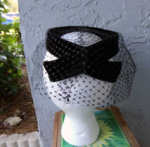 Black velvet ring hat, vintage ring hat with veil… - image 4