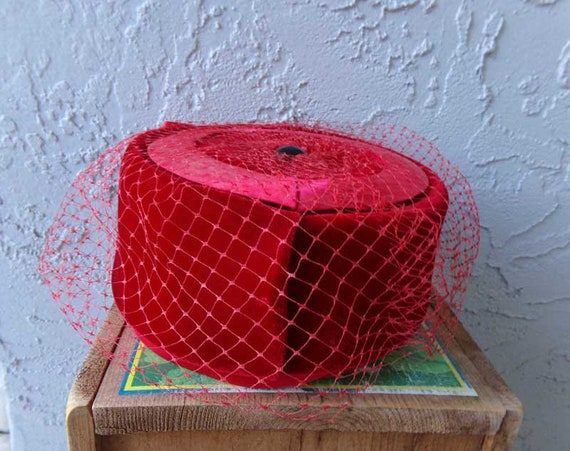 Red velvet pill box hat, vintage red velvet hat, … - image 5