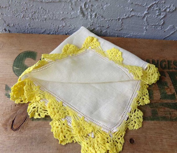 Vintage tatted handkerchief, yellow tatted hankie… - image 3