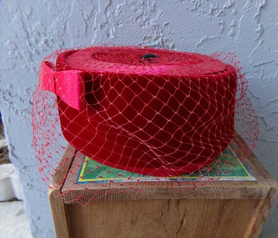 Red velvet pill box hat, vintage red velvet hat, … - image 6