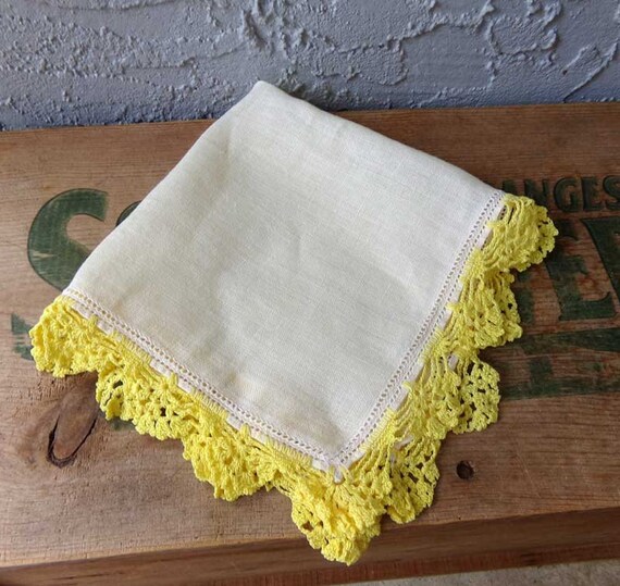 Vintage tatted handkerchief, yellow tatted hankie… - image 2