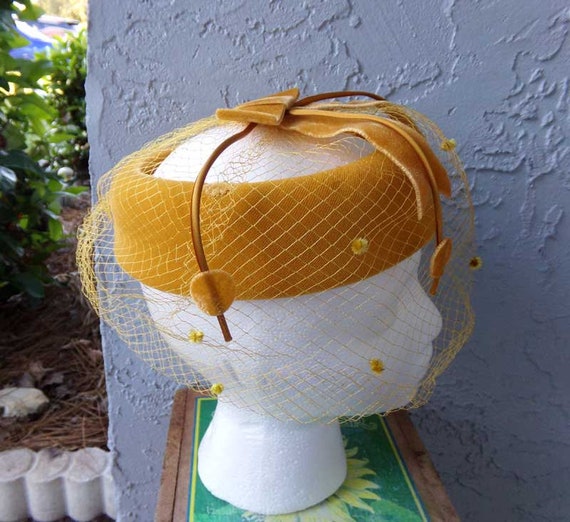 Gold velvet ring hat with veil, vintage union mad… - image 4