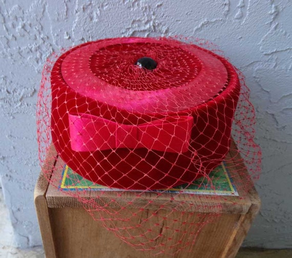 Red velvet pill box hat, vintage red velvet hat, … - image 4