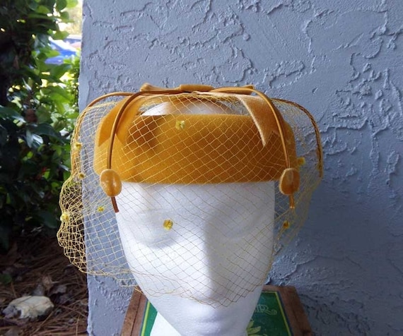 Gold velvet ring hat with veil, vintage union mad… - image 1