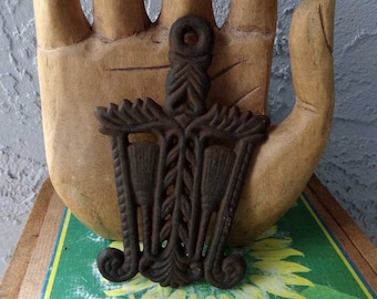 Cast iron trivet, Grain & Tassel  trivet, vintage cast iron trivet, cast iron hot plate