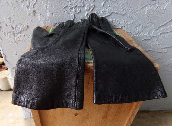 Ladies Aris black leather gloves, vintage black g… - image 10