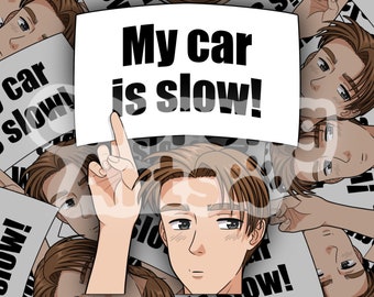 Op de afbeelding: Een witte sticker met zwarte tekst die "Mijn auto is traag!" luidt. De sticker is omringd door meerdere afbeeldingen van een cartoonman met bruin haar. De man wijst met zijn wijsvinger naar de sticker.