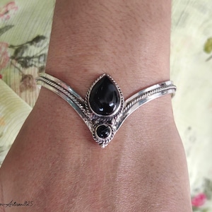 Bracciale rigido regolabile in argento sterling e onice nera, realizzato a mano.