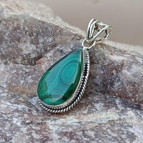 Pendentif en malachite : collier en argent sterling avec pierres précieuses vertes