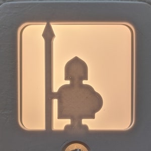 Knight Light: una luz nocturna que se activa con el movimiento y un caballero de guardia