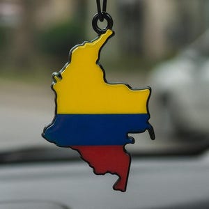 Ciondolo per auto con mappa della Colombia / Ciondolo per specchietto retrovisore in legno e resina fatto a mano su entrambi i lati con i colori della bandiera / Regalo patriottico