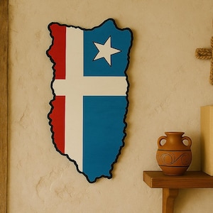 Puede incluir: Decoración de pared de madera con forma de mapa, con secciones rojas, blancas y azules y una estrella blanca. También se ven una cruz de cuerda, un jarrón pequeño y libros.