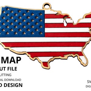 Puede incluir: Adorno de mapa de EE. UU. de madera, cortado con láser con el diseño de la bandera estadounidense. El adorno presenta una sección azul con estrellas blancas y rayas rojas y blancas. El texto "USA MAP" es visible.