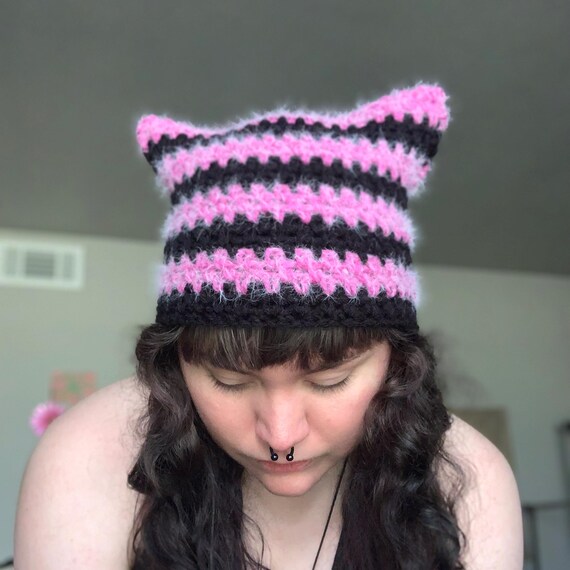 ふわふわのピンクと黒の猫耳かぎ針編みビーニー - Etsy 日本