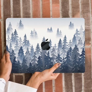 Custodia rigida con stampa foresta di pini blu navy per MacBook Pro Air 13 14 15 16 Touch, stampa acquerello invernale, guscio in gomma + cover KB