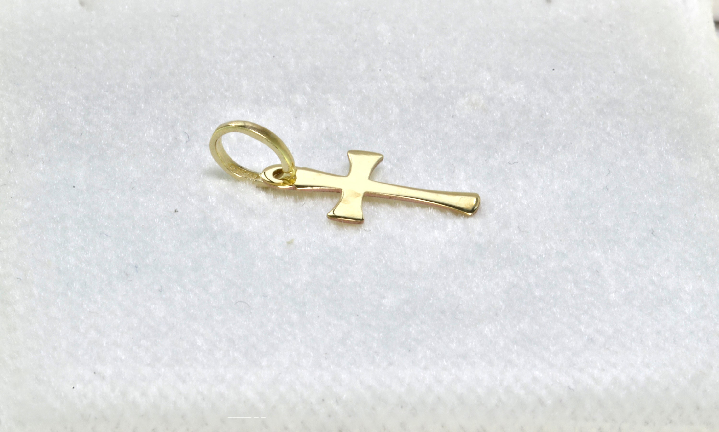 Charme Croix Gothique En Or Jaune 9 Carats - Neuf Avec étiquettes, Marque JewelleryBox