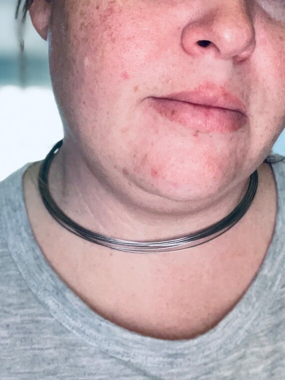 Metal Wire Clasp Choker Gem