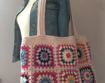 Sac à bandoulière rose clair au crochet, sac à bandoulière carré grand-mère au crochet, sac d'été, sac fourre-tout au crochet, sac à main au crochet, sac hippie, sac bohème