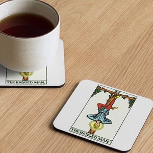 Posavasos con tapa de corcho con la carta del Tarot El Colgado