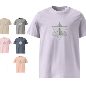 Può includere: Un set di sei t-shirt in vari colori, ciascuna con un design a stella geometrica in grigio. Le magliette sono tutte a maniche corte e hanno un collo rotondo.