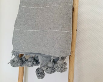 Handgewebte Pompom Decke ca. 186 x 93 cm in Hellgrau mit Silberstreifen aus Marokko |  Bettüberwurf Tagesdecke Plaid