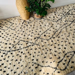 BIG BENI OURAIN with polkadots - Moroccan Ben Ourain carpet No.42- absolutely unique from the high Atlas | 260cm x 150cm | black-white