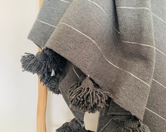 XXL Handgewebte Pompom Decke ca. 280 x 170 cm in Dunkelgrau mit Silberstreifen aus Marokko |  Bettüberwurf Tagesdecke Plaid
