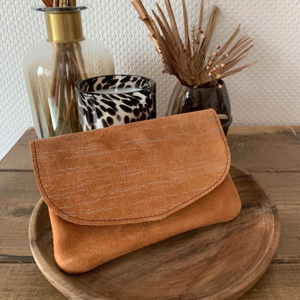 Pochette aus Wildleder | kleine Leder Clutch | Portmonaie – cognac mit silber