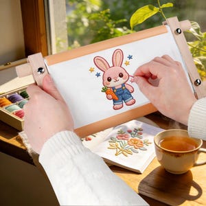 1Pc Small Square Beech Wood Embroidery Hoop Frame for Cross Stitch & Hand Embroidery, Suitable for Beginners and Professional Embroiderers