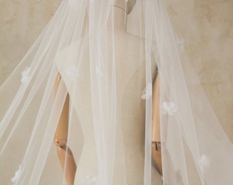3D Floral Wedding Veil, Feminine lace veil with floral details, Bride Veil with flowers