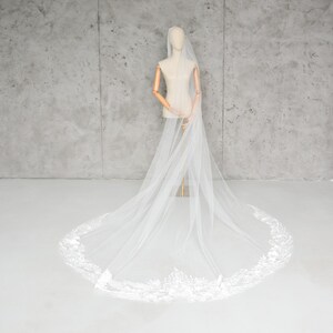 3D Floral Wedding Veil, Lace veil with floral details, Bride Veil with flowers