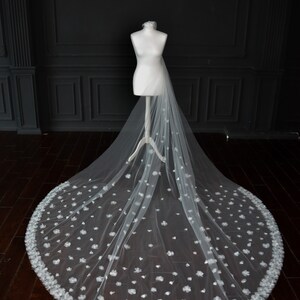 3D Floral Wedding Veil, Feminine lace veil with floral details, Bride Veil with flowers