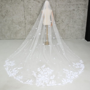 3D Floral Wedding Veil, Feminine lace veil with floral details, Bride Veil with flowers