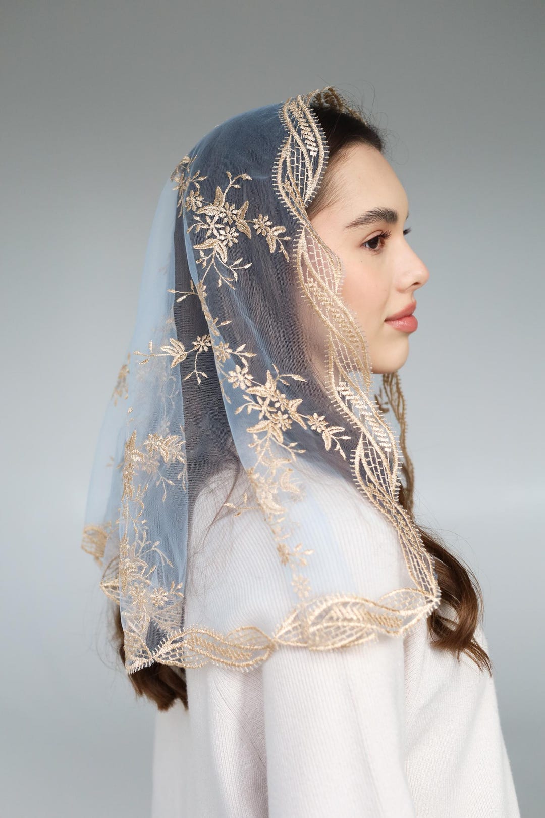 Voile D'église Catholique Pour Femmes (mantille) - Forme D, Broderie Florale Bleue Sur Tulle - Taille Unique (env. 104x64 Cm) - Avec Pinces à Cheveux - 8