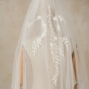 3D Floral Wedding Veil, Lace veil with floral details, Bride Veil with flowers